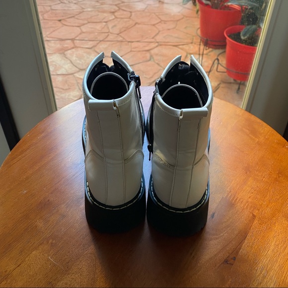 ♥️ MADDEN GIRL by STEVE MADDEN WHITE BOOTS ♥️ - Picture 4 of 9